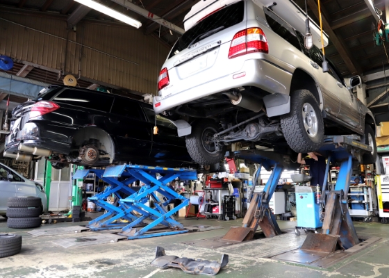 藤田自動車 整備工場の作業風景