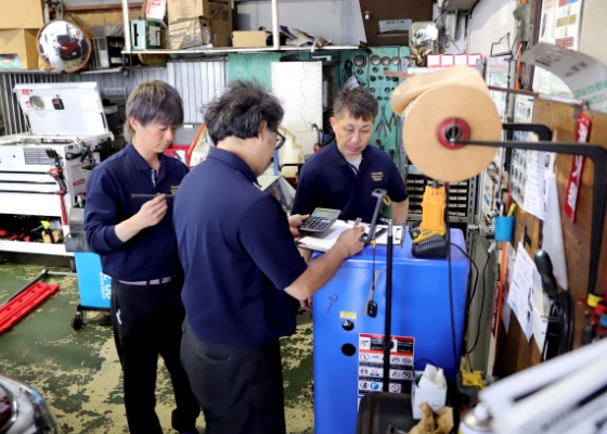 工場で打ち合わせをするスタッフ