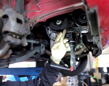 リフト上の車両を点検する整備士