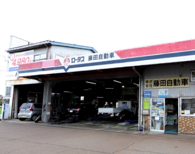 店舗内で業務を行うスタッフ